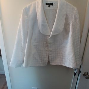 Kasper woman's 2piece, 3 button suit